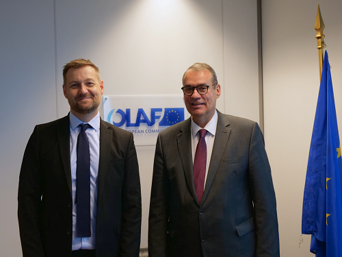 OLAF Director-General Ville Itälä and Inspector General of the UNHCR Anthony Garnett on the day of the signature
