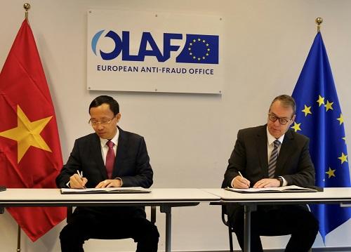 Signing of the arrangement by the Director-Generals of OLAF and Viet Nam Customs