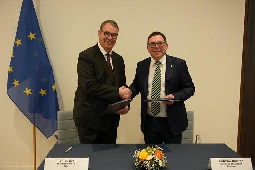 OLAF Director-General Ville Itälä and Eurojust President Ladislav Hamran shake hands