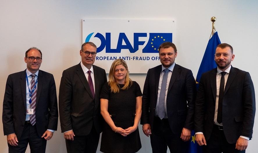 The senior management of OLAF, NABU, SAPO and USAID/OIG in front of the OLAF sign and the EU flag