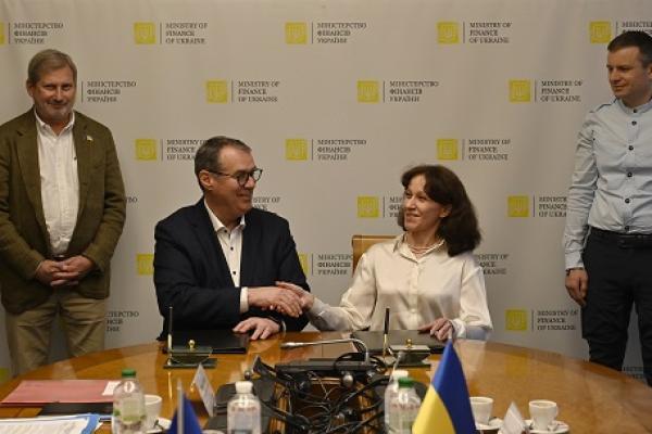 Ville Itälä shaking hands with the representative of the State Audit Service of Ukraine