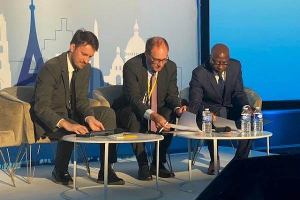Mr Thomas Denfer, Mr Andreas Schwarz and Mr Dieudonné Mpouki are signing the cooperation agreement in Paris